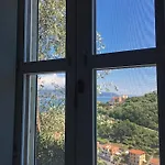 Vendégház La Terrazza Con L'ulivo - Con Terrazza E Vista Sul Golfo Dei Poeti 3*