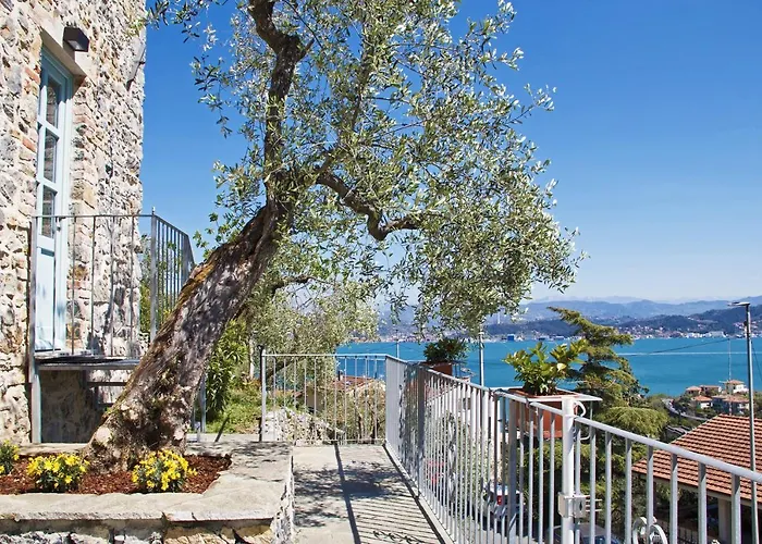 La Terrazza Con L'ulivo - Affittacamere Con Terrazzo E Vista Sul Golfo Dei Poeti Affittacamere La Spezia